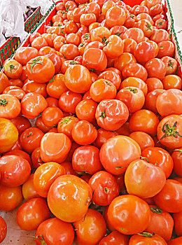 超市中摆放的西红柿