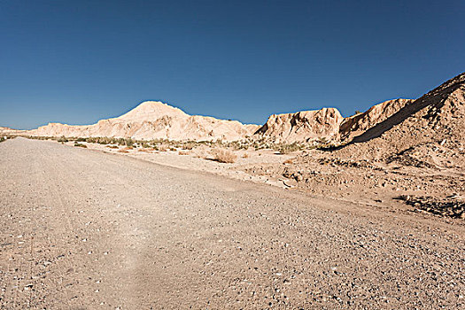 中国西部荒野道路