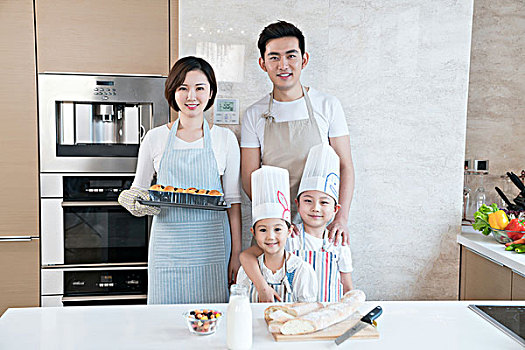 快乐的一家人在厨房烤面包