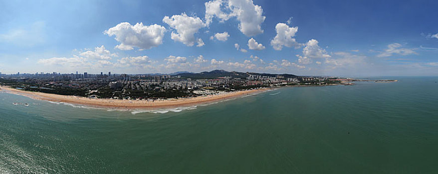 山东省日照市,蓝天白云映衬下的海水浴场风景迷人