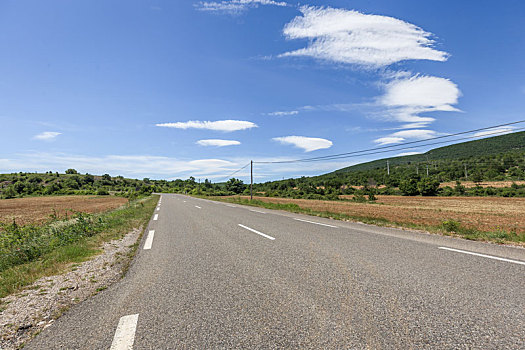 法国普罗旺斯乡村公路和蓝天白云