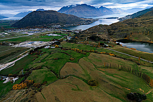 新西兰南岛的皇后镇,queenstown,和著名的瓦卡提普湖,lakewakatipu