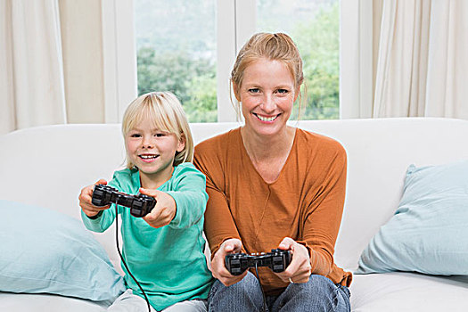 高兴,母女,玩电玩,一起,沙发