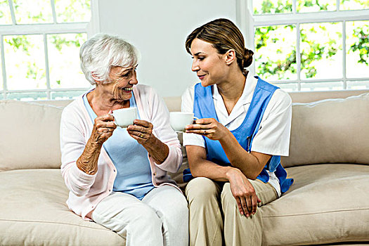 微笑,医护人员,老年,女人,拿着,咖啡杯,沙发,在家