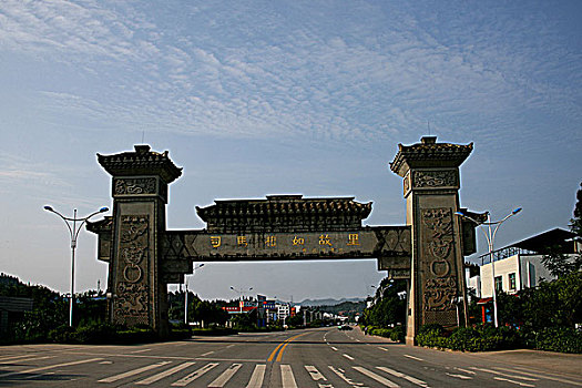 四川南充到蓬安县公路上的标志性建筑,司马相如牌坊