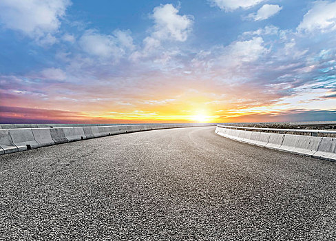 天空晚霞下的城市道路沥青路面