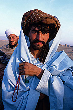 年轻,阿富汗,男人,印象深刻,缠头巾,头部,白色,遮盖,上方,珠子,流离失所,人,靠近,城市,赫拉特