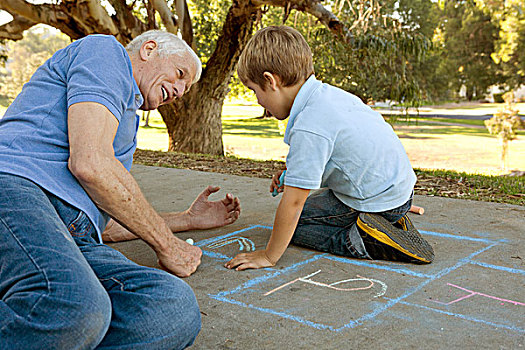 爷爷,孙子,绘画,跳房子游戏