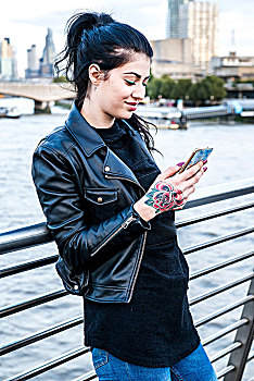 美女,看,智能手机,千禧桥,伦敦,英国