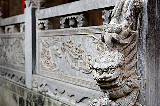 北岸吴氏宗祠内的石雕狮和石雕栏板