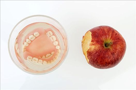 假牙,水杯,旁侧,苹果