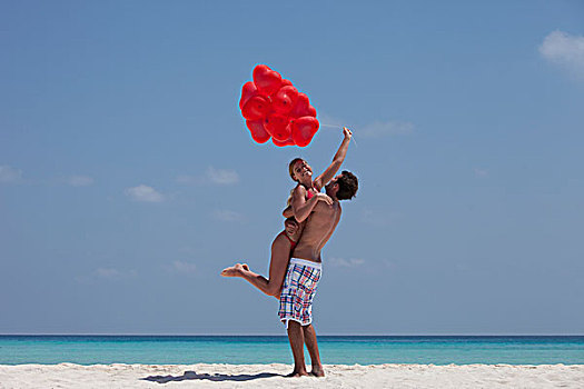 伴侣,搂抱,气球,海滩