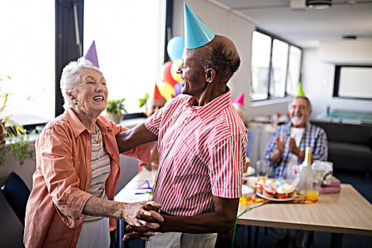 老年,夫妻,穿,派对帽,跳舞,生日派对,养老院