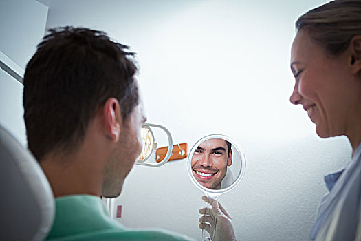 微笑,男青年,看,镜子