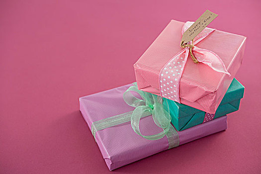 礼盒,高兴,白天,标签,粉色背景,特写