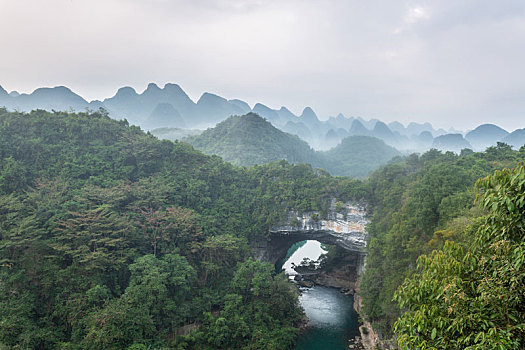中国广西柳州鹿寨香桥岩溶国家地质公园晨景