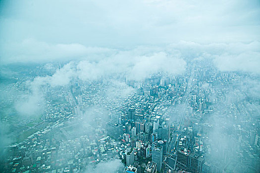 台湾台北市121大厦上眺望云雾中的台北市景
