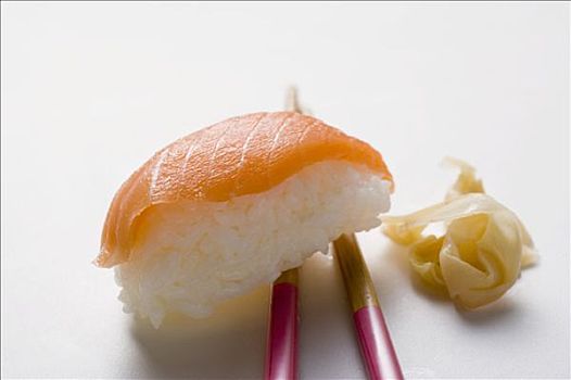 握寿司,三文鱼,筷子,腌姜