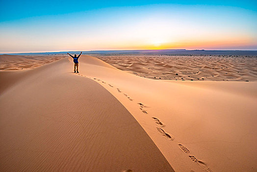 男青年,手臂,空气,沙丘,日出,却比沙丘,梅如卡,撒哈拉沙漠,摩洛哥,非洲