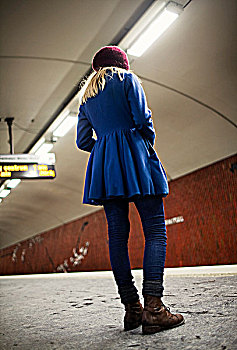 女青年,14-15岁,站立,地铁站台