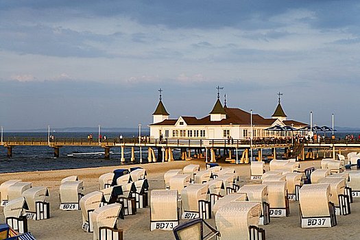 阿尔贝克海滨,码头,带蓬沙滩椅,乌瑟多姆岛,德国,俯视图