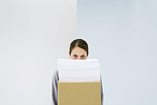 女人,偷窥,上方,纸堆,上面,纸箱