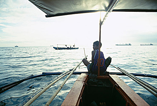 男孩,紫色,上面,看,背影,坐,船,海洋,中间,远景,四个,捕鱼,马尼拉,菲律宾