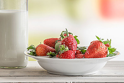 草莓,盘子,奶瓶,桌子