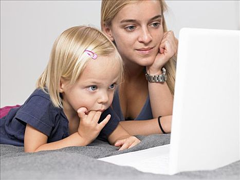 女儿,母亲,看,笔记本电脑