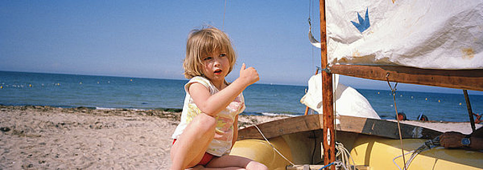 小女孩,坐,老,船,海滩,苹果白兰地,诺曼底,法国