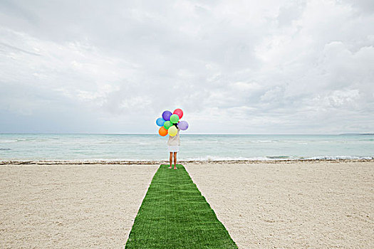 女孩,站立,人造草皮,海滩,束,气球,后视图