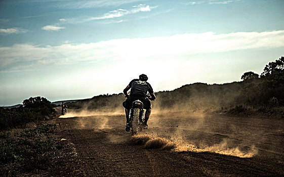 后视图,男人,骑,咖啡,竞速,摩托车,尘土,土路