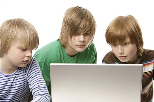 三个男孩,坐,正面,笔记本电脑,13岁