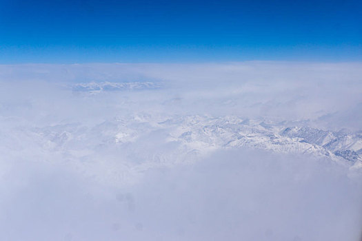 飞机飞行俯瞰雪山