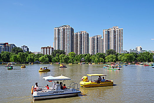 北京紫竹园公园坐游艇休闲的人