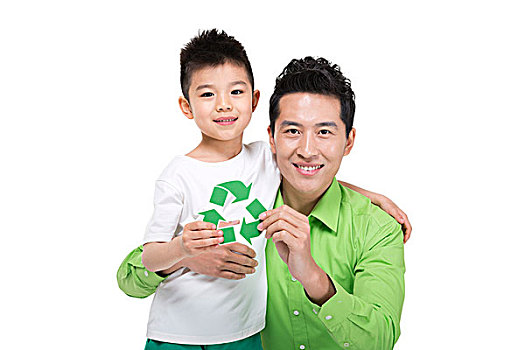 穿绿色衬衫的青年男人和小男孩拿着环保标志