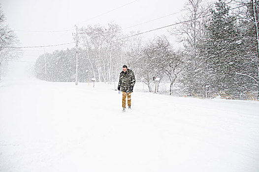 男人,走,暴风雪,沐浴,加拿大