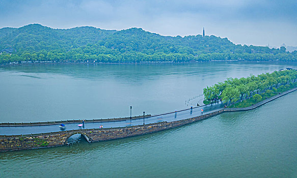 航拍西湖春雨景色