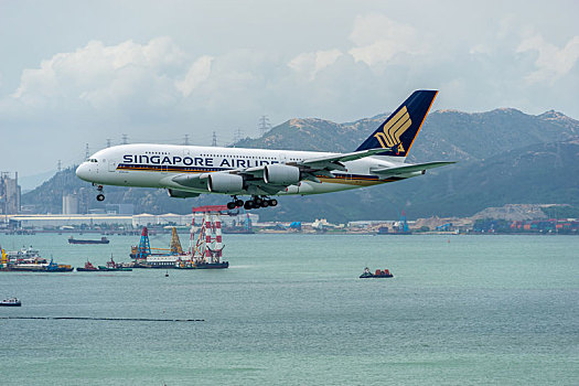 一架新加坡航空的空客a380客机正降落在香港国际机场