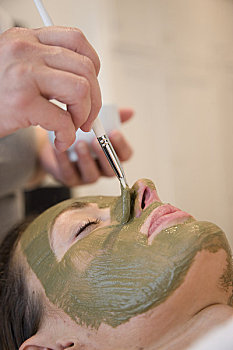 美容师,手,施用,绿色,面膜,女人,脸,化妆刷