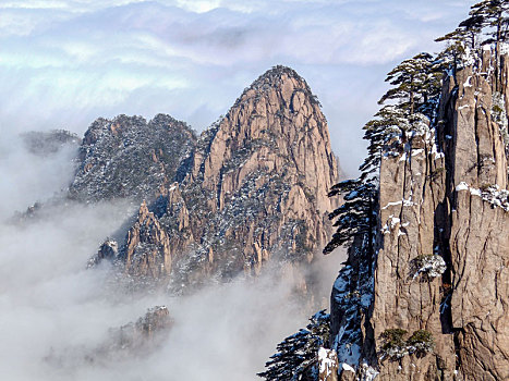 中国安徽黄山风景区,冬日雪后奇峰怪石林立,云雾飘渺宛若仙境