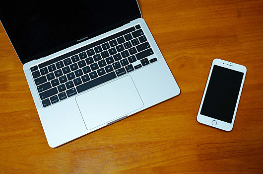 苹果笔记本电脑macbook,pro和手机iphone
