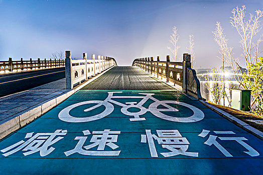 桥面道路自行车道