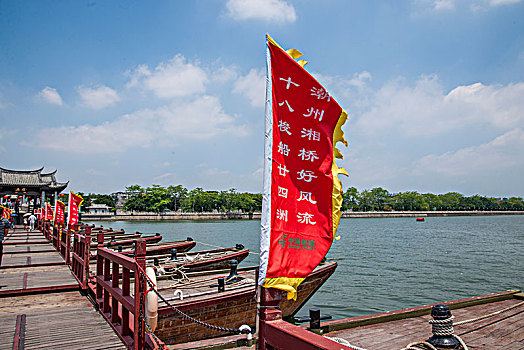 广东潮州中国四大古桥------广济桥十八只梭船架设的浮桥上的广告旗帜