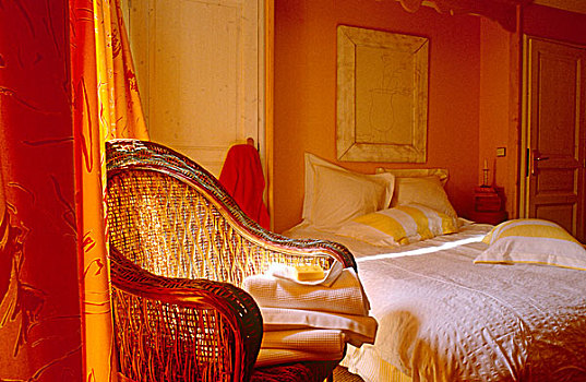卧室,温馨,琥珀色,双人床,一堆,亚麻布,篮子,椅子