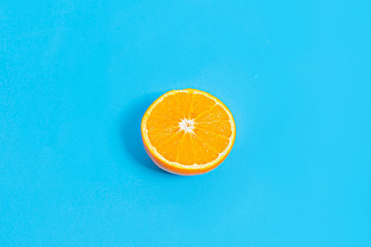 蓝色背景橙子