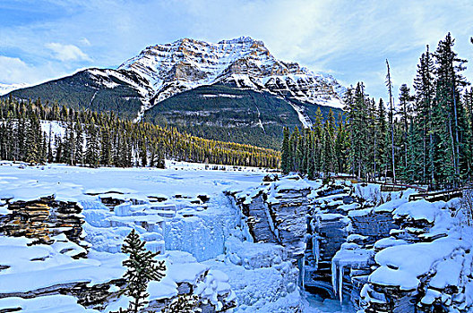 攀升,后面,冰冻,阿萨巴斯卡瀑布,冬天,碧玉国家公园,艾伯塔省,加拿大