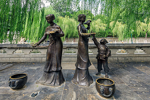 老济南妇女儿童生活场景雕塑,济南黑虎泉公园