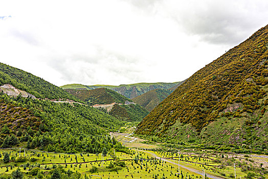 峡谷中的绿水青山