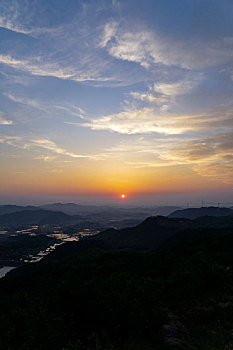 中国首座生态风电场宁乡神仙岭的日出
